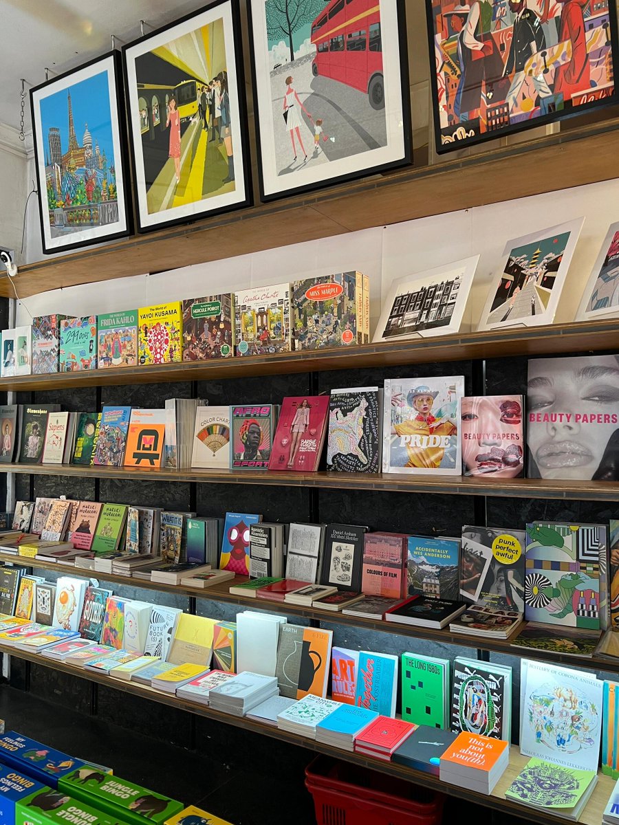ivanelghifari's tweet photo. After lunch, I went to the bookstore to nourish my brain. https://t.co/ZX6cE62L2I