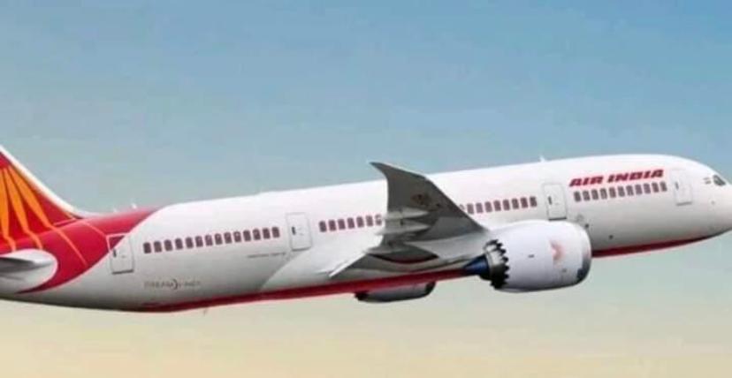duraivaikooffl's tweet photo. 141 பயணிகளுடன் திருச்சி விமான நிலையத்திலிருந்து சார்ஜா நோக்கி இன்று மாலை புறப்பட்ட ஏர்-இந்தியா எக்ஸ்பிரஸ் AXB613 விமானம், புறப்பட்ட சிறிது நேரத்திலேயே ஏற்பட்ட தொழில்நுட்பக் கோளாறு காரணமாக விமானத்தின் சக்கரங்கள் உள்ளே செல்லவில்லை. இவ்வாறு கோளாறு நேரிட்டால் உடனே தரையிறங்குவது தான் முன்னெச்சரிக்கை நடவடிக்கை என சமயோஜிதமாக முடிவெடுத்த  விமானி இக்ரோம் ரிஃபாட்லி ஃபஹ்மி ஜைனல், இணை விமானி மைத்ரி ஸ்ரீகிருஷ்ணா ஷிடோல் அவர்கள் உடனே தரையிறங்க தயாராகியுள்ளனர்.

ஆனால், விமானத்தில் முழு எரிபொருள் நிரப்பப்பட்டுள்ளதால் தரையிறங்குவது பாதுகாப்பானது அல்ல என்று சுதாரித்துக் கொண்டு, சுமார் இரண்டரை மணி நேரம் விமானத்தை திருச்சி வானிலேயே  வட்டமடிக்கச் செய்து, எரிபொருளை காலி செய்து விட்டு, மீண்டும் திருச்சியில் பத்திரமாக தரையிறக்கி நிம்மதி பெருமூச்சு விட வைத்தார் விமானி பைலட் இக்ரோம் ரிஃபாட்லி ஃபஹ்மி ஜைனல்.

திருச்சி நாடாளுமன்ற உறுப்பினர் என்ற வகையில் விமானி இக்ரோம் ரிஃபாட்லி ஃபஹ்மி ஜைனல் அவர்களுக்கும் அவரது குழுவினருக்கும் எனது மனமார்ந்த பாராட்டுகளை  தெரிவித்து மகிழ்கிறேன்.

ஒருவேளை தரையிறங்கும் போது ஏதேனும் அசம்பாவிதம் நேரிட்டால், உடனடி நடவடிக்கைக்காக வேண்டி, அனைத்து அவசர பாதுகாப்பு அம்சங்களோடு திருச்சி விமான நிலையத்தை தயார் நிலையில் வைத்திட்ட திருச்சி மாவட்ட ஆட்சியர் திரு. மா. பிரதீப் குமார் இ.ஆ.ப அவர்களுக்கும், திருச்சி விமான நிலைய அதிகாரிகளுக்கும் எனது பாராட்டுகளை உரித்தாக்குகிறேன்.

இந்த நல்ல நேரத்தில்,  தவிர்க்கப்பட்ட அசம்பாவிதத்தை நினைத்துப் பார்த்தால் மனம் அச்சம் அடைவதை தவிர்க்க முடியவில்லை. வெளியில் இருந்து கவலைப்பட்ட நாமே இவ்வளவு பதைபதைப்புடன் இருந்தோம் என்றால், உள்ளே இருந்த 141 பயணிகளுக்கும் அவர்களுடைய குடும்பத்தினருக்கும் எவ்வளவு அச்சமாக இருந்திருக்கும்? அதனால் எவ்வளவு அவதிப்பட்டிருப்பார்கள்?  இதில் பெரியவர்கள் குழந்தைகளில் நிலை இன்னும் மோசமானது. 

ஆகவே, இந்திய ஒன்றிய விமான போக்குவரத்து துறை அமைச்சகத்தை நான் கேட்டுக் கொள்வதெல்லாம், இந்த சம்பவம் குறித்து முழு விசாரணை நடத்தப்பட வேண்டும் என்பதோடு, இந்தியாவில் இயக்கப்படும் பல விமானங்கள் போதிய தரத்தில் இல்லாமலும், போதிய இடைவெளியில் முழு ஆய்வுக்கு (maintenance) உட்படுத்தப்படாமல் உள்ளதையும் , 

அதுமட்டுமல்லாமல், அவ்வப்போது செய்தித்தாள்களில் வரும் விமானக் கோளாறுகள், சேவை குறைபாடுகள், போதுமான வசதிகள் இல்லாமை, சுத்தம் போன்ற விடயங்களில் அக்கரைகாட்டாமை போன்ற செய்தியிலும், இரண்டு விமானங்கள் எதிரெதிரே வந்தும்  மயிரிழையில் தப்பினார்கள் என்று அவ்வப்போது வரும் செய்திகளின் வாயிலாகவும், நம் விமான போக்குவரத்து சேவையில் உள்ள குறைப்பாடுகளை  உணர்ந்தாகவேண்டும் என்றும் கேட்டுக் கொள்கிறேன்.

இந்தியாவில் இயக்கப்படும் பயணிகளுக்கான அனைத்து விமானங்களின் தரத்தை சோதித்து உறுதிப்படுத்துவதுடன், தரமற்ற பழைய விமானங்களை ஒதுக்கிவிட்டு பாதுகாப்பில் எவ்வித அச்சுருத்தலும் இல்லாத விமானத்தை இயக்கி மக்களின் நம்பிக்கையை பெற வேண்டும் என்றும், அடிக்கடி நடக்கும் விமான சேவை ரத்து (cancellation) மற்றும் நேரம் காப்பின்மை (delayed departure and arrival) பிரச்சனைகளுக்கு உரிய தீர்வை வழங்க வேண்டும் என்றும் மக்களின் பிரதிநிதியாக ஒன்றிய விமான போக்குவரத்துத் துறையை கேட்டுக்கொள்வதோடு, இதுபோன்ற சமிஞ்சைகளிலிருந்து நாம் பாடம் படிக்கவில்லை என்றால் மிகப்பெரிய அசம்பாவிதங்களை சந்திக்க நேரும் என்று எச்சரிக்கை விடுக்கவும் நான் கடமைப்பட்டுள்ளேன். 

அன்புடன்
துரை வைகோ எம்.பி
முதன்மைச் செயலாளர்
மறுமலர்ச்சி திமுக
‘தாயகம்’
சென்னை - 8
11.10.2024