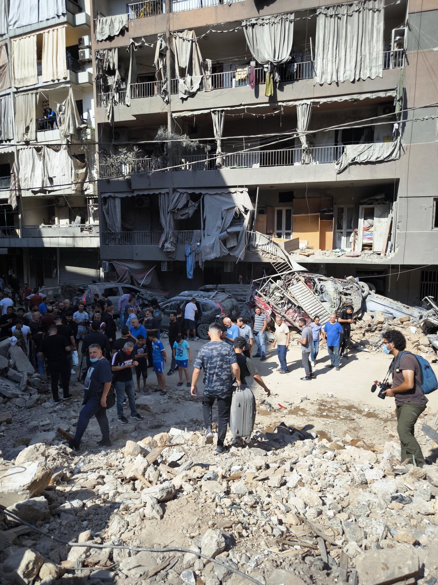 isaacjmartin's tweet image. Hoy hemos ido a los dos barrios residenciales que fueron atacados anoche por Israel en el corazón de Beirut.

Un día intenso y lleno de destrucción.

Reportaje del día para @EFEnoticias con @anna_ohan

swissinfo.ch/spa/te-acuerda…