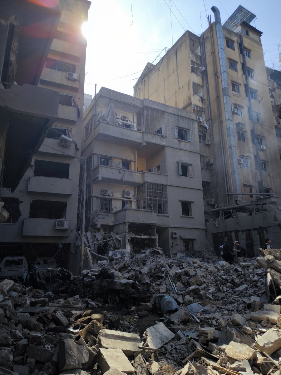 isaacjmartin's tweet image. Hoy hemos ido a los dos barrios residenciales que fueron atacados anoche por Israel en el corazón de Beirut.

Un día intenso y lleno de destrucción.

Reportaje del día para @EFEnoticias con @anna_ohan

swissinfo.ch/spa/te-acuerda…