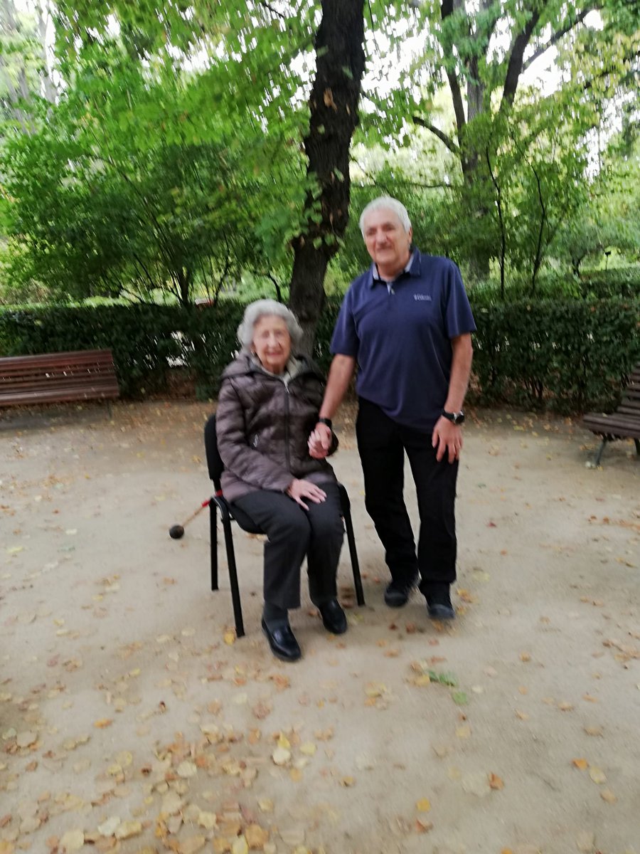 Esta mañana hemos recibido la visita de Carmen Añón, paisajista participante en la restauración del RJB-CSIC en 1981. Un honor dar la bienvenida y acompañarla en la grabación y el paseo <a href="/aearboricultura/">AEArboricultura</a> <a href="/Inmagascon_/">Inma Gascón</a> <a href="/AEPaisajistas/">AE Paisajistas</a> <a href="/alcanduerca/">Raúl de Tapia Martin</a> <a href="/BosqueHabitado/">El Bosque Habitado</a> <a href="/JovenesBotanica/">Jóvenes por la Botánica Española - JxBE</a>