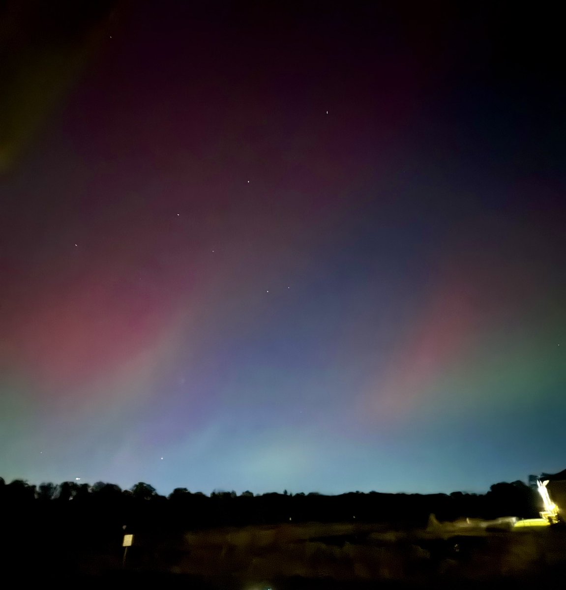 HasanHamna's tweet photo. Caught this in my backyard last night! #AuroraBorealis 🪄 https://t.co/JuZjGs3sAd