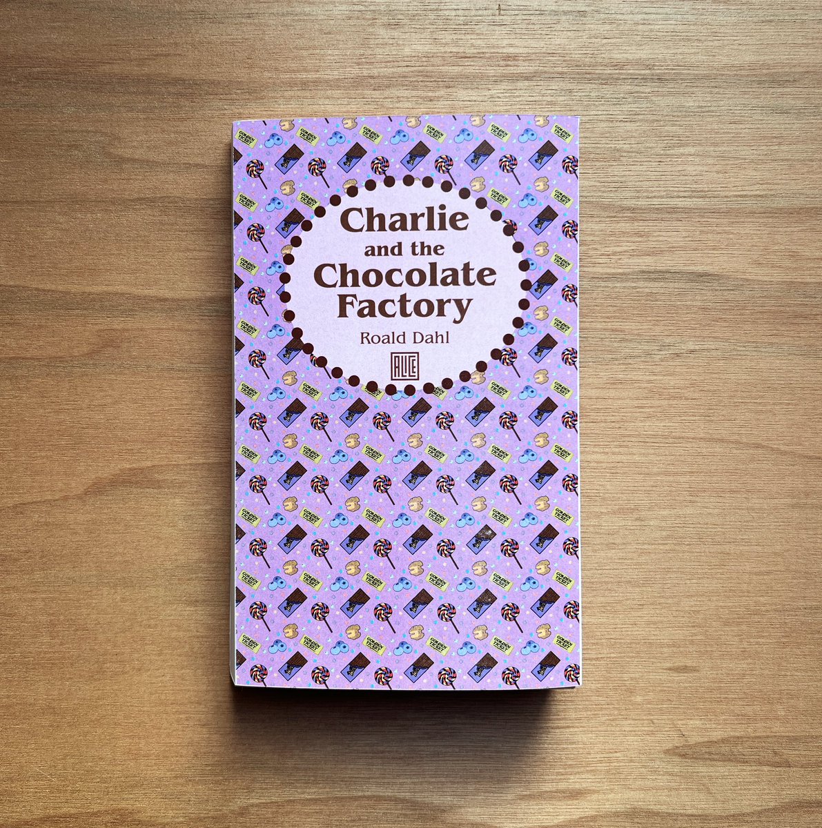 illustralice's tweet photo. 📍 Day 11 - Snacks
#inktober #inktober2024 @inktober #bookcover #bookcoverdesign #design #livre #book #couverturedelivre #papercraft #inktobersnacks #snacks #charlieandthechocolatefactory #charlieetlachocolaterie #chocolate #chocolat #candy #pattern https://t.co/ECWkruCmgE