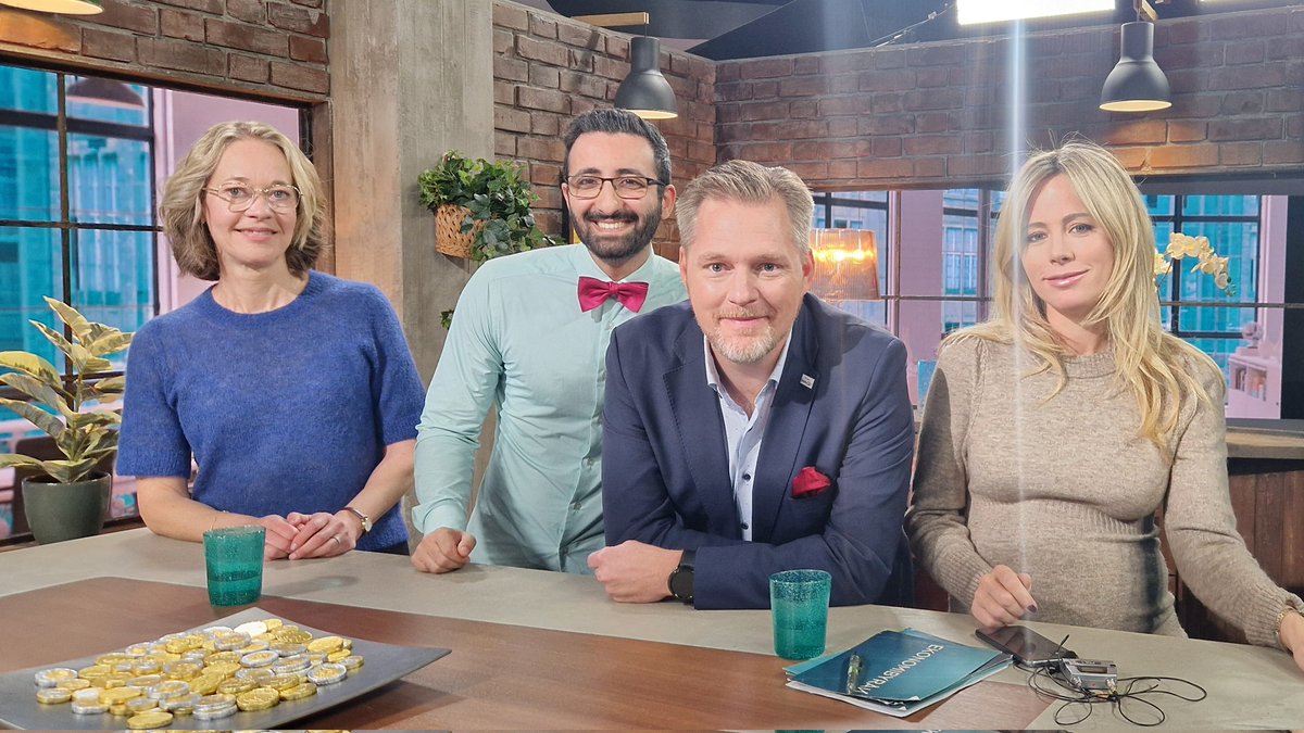 Tillbaka i Ekonomibyrån!

Dagens ämne var kontanter. Och om ni trodde jag var programmets "unga som neggar på gamla kontanter" så tror ni tvärfel!

Cash is king!  ⬇️
svtplay.se/video/8Yq6D5D/…