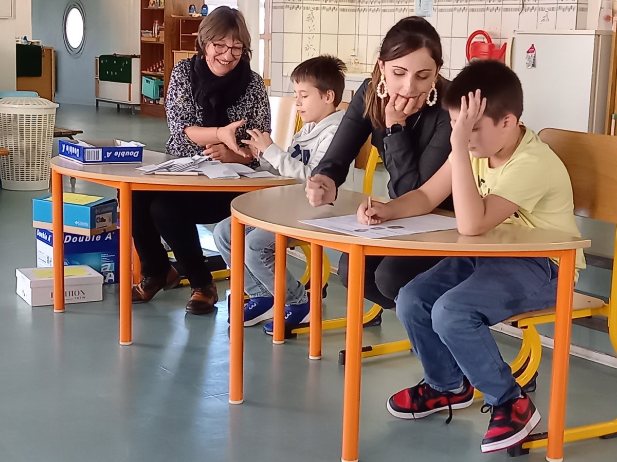 Ecole du Chanois: élection des délégués de classe.
Dépouillement en fin d'après-midi.
Second tour pour élire le délégué de la classe de CE2/CM1 où 3 candidats sont arrivés en tête.
Les élèves non candidats ont été respectivement des assesseurs et des scrutateurs.