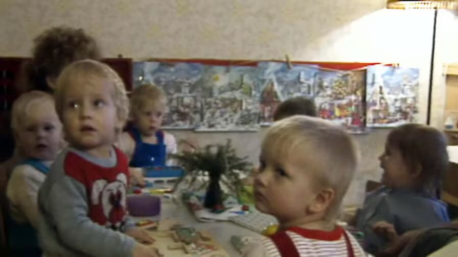 Der MDR veröffentlichte am 16. Juli 2021 ein Interview über die Situation nach dem Mauerfall 1989, in dem viele Eltern aus der DDR flohen und ihre Kinder zurückließen.