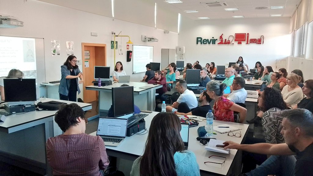 GrupDiacim (@grupdiacim) on Twitter photo Avui hem engegat el <a href="/GrupDiacim/">GrupDiacim</a> 🟠, donant la benvinguda als nous membres 👋, i amb xerrada de la <a href="/DignaCouso/">Digna Couso</a>, "Què entenem per indagació i com podem promoure-la?". <a href="/ICEUAB/">ICE de la UAB</a> Avui hem engegat el <a href="/GrupDiacim/">GrupDiacim</a> 🟠, donant la benvinguda als nous membres 👋, i amb xerrada de la <a href="/DignaCouso/">Digna Couso</a>, "Què entenem per indagació i com podem promoure-la?". <a href="/ICEUAB/">ICE de la UAB</a>