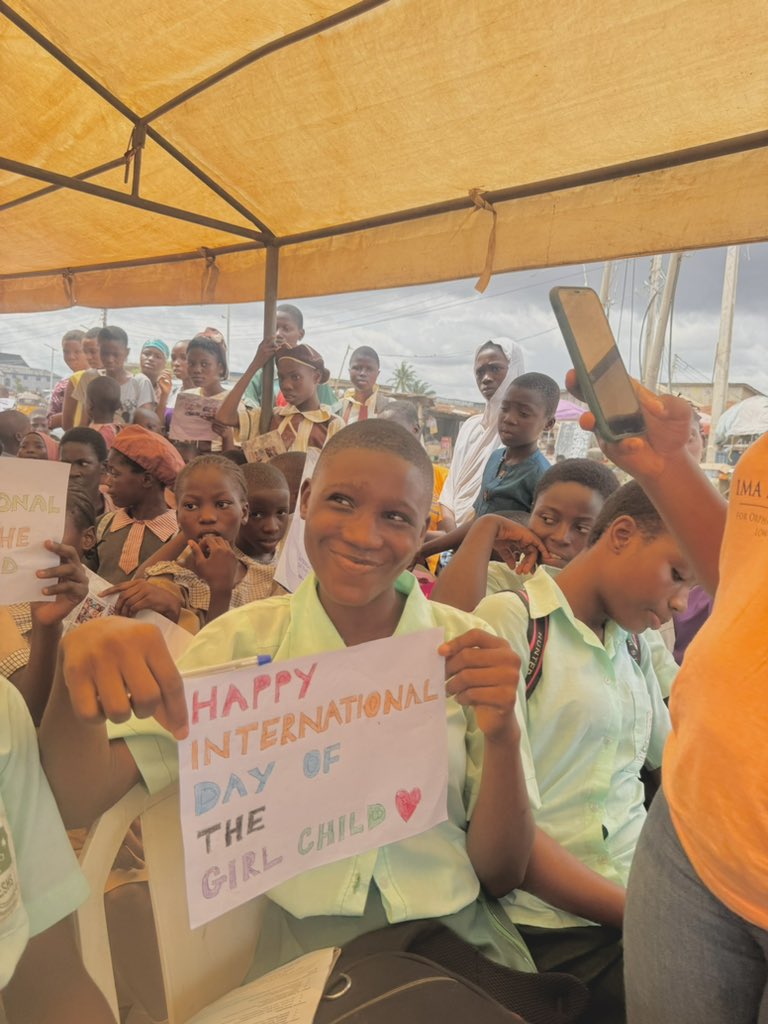 IdongesitUduehe's tweet photo. My team and I started out by sharing educational pamphlets and educating the girls on Menstrual Cycle and Hygiene. 

We shared free Pads to celebrate The International Day of The Girl Child.

We are saying, No! to ‘Period shame’ and encouraging period conversations as normal. https://t.co/lfSnbZ93t8