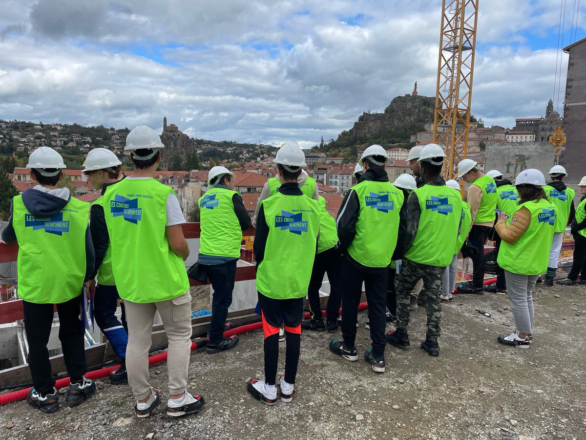 JeanMonnet43's tweet photo. Parcours Avenir : Nos 3ème Prépa-Métiers en immersion sur un chantier !♀️‍♂️ Grâce à la #FFB ils découvrent les coulisses du bâtiment. Une expérience unique pour découvrir les métiers du BTP.
#CoulissesDuBatiment #orientation #métiers https://t.co/evTngcbFFn