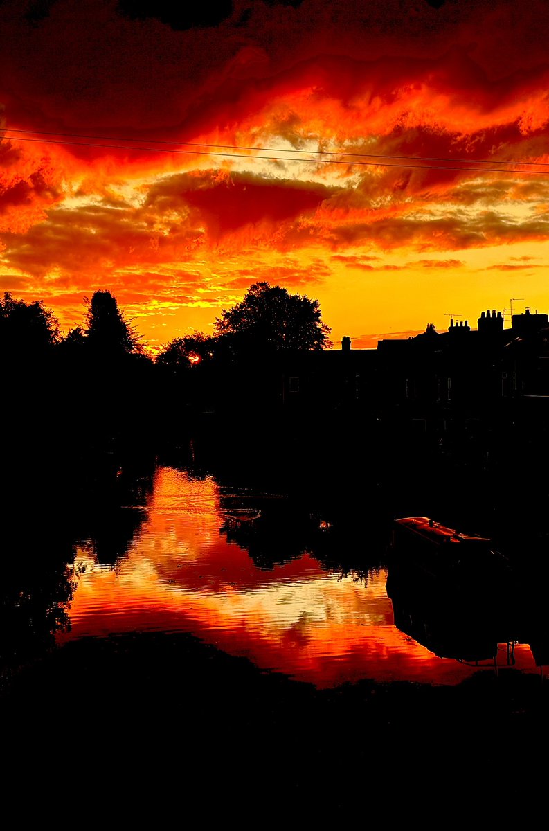Goodness me what an evening fire sky over the <a href="/BridgewaterWay/">Bridgewater Canal</a> tonight <a href="/BBCNWT/">BBC North West</a>
