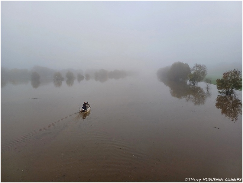 Cliches49's tweet image. Après la petite pluie de la #tempetekirk , l'automne se remet en place avec ses brouillards dans le pays angevin, en particulier à la #confluence de la #Mayenne et de la #Sarthe  dont le niveau d'eau à bien montée, malgré un début d'écourue...
#brouillard #monteedeseaux