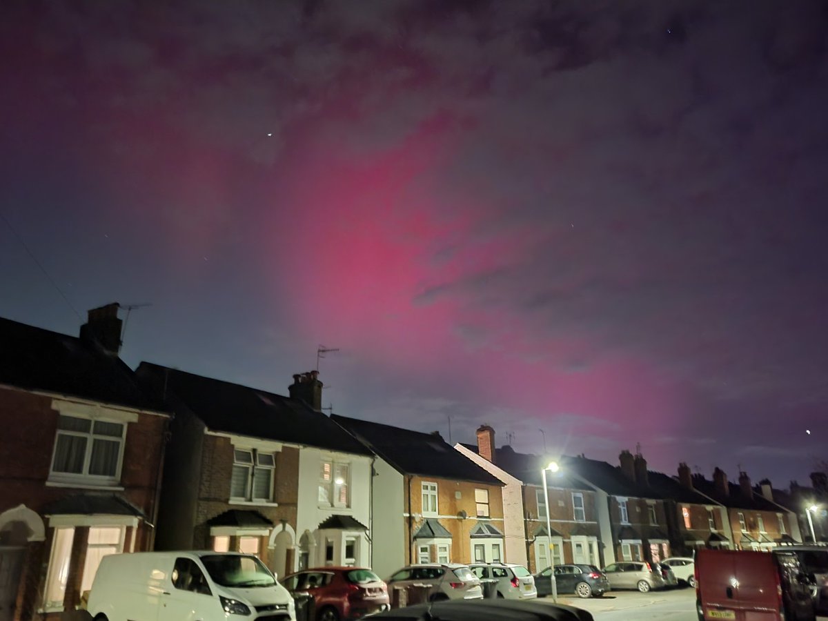 Ms_SarahBennett's tweet photo. No flight to the Arctic required for this beautiful moment last night. 

Had stunning sights from down here in Tonbridge (excuse my amateur photography skills!) 

#Tonbridge #AuroraBorealis #northernlights #TheHolidaySpace https://t.co/N1UYdBQVqB
