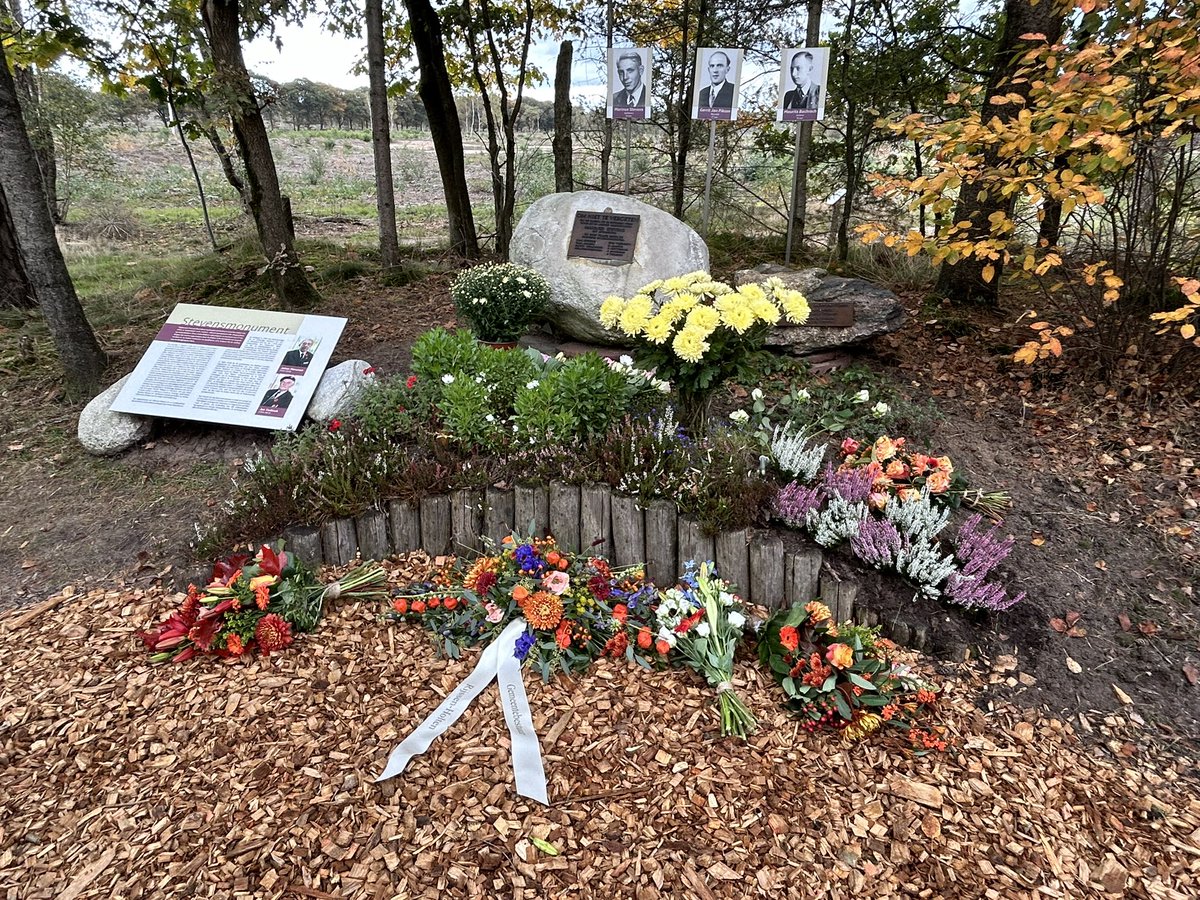 Vandaag werd onder grote belangstelling de razzia van 14 oktober 1944 in de Helhuizen (buurtschap Espelo) herdacht waarbij 3 jonge slachtoffers: Marinus Stevens, Maurits Bachrach en Gerrit Jan Piksen omkwamen. Na 80 jaar blijft herdenken zinvol. Fijn om hieraan bij te dragen!