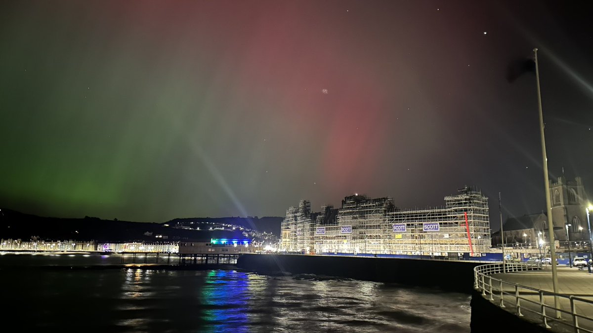WoodsZzp's tweet photo. The Northern Lights in Aberystwyth last night https://t.co/mtybrcmtkX