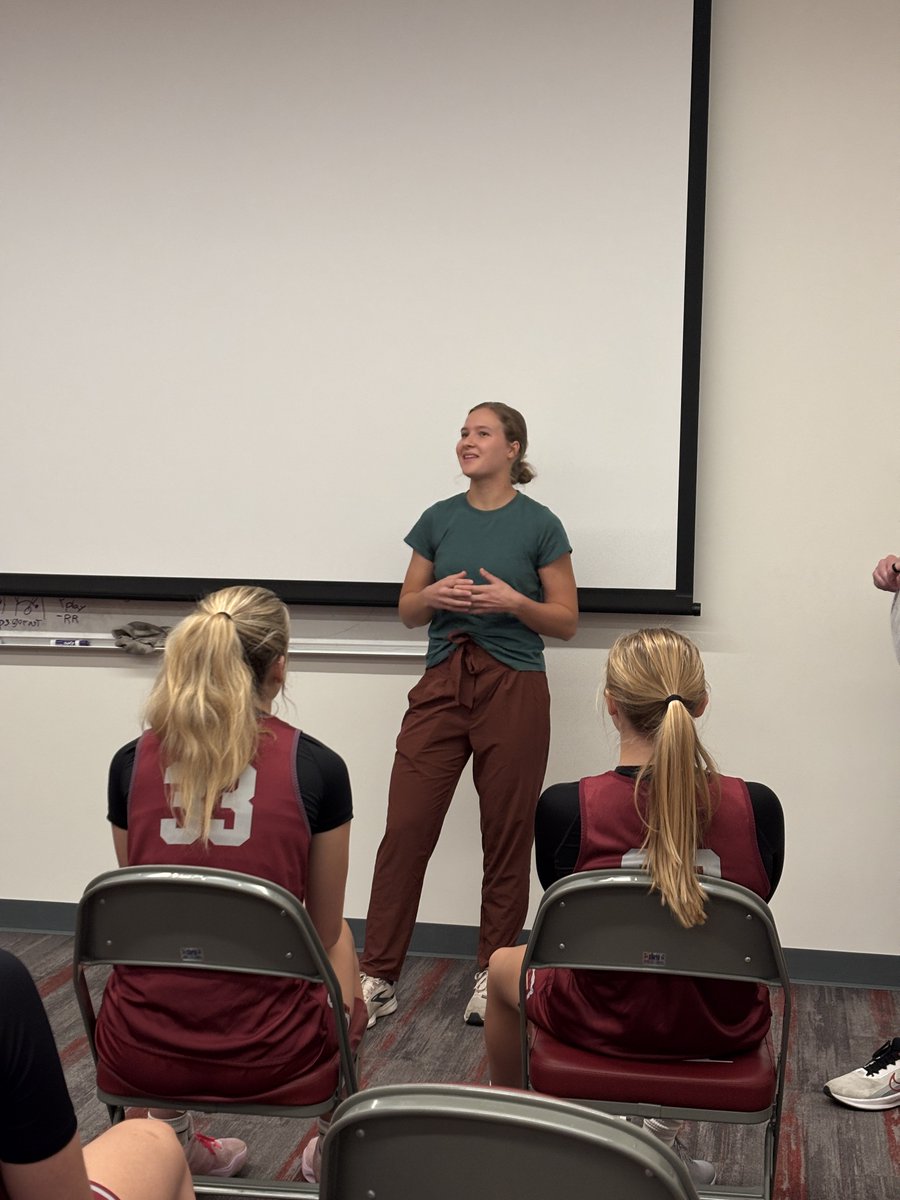 🚨 Alumni Drop-By Alert

Fun to have 2023 alum Alyssa Williamson stop by our Fall Practice with some words of wisdom as we prepare for the start of the season.

Alyssa has a degree in Biology &amp; Public Health &amp; is applying to various Med Schools in the Midwest for next Fall. #goHU