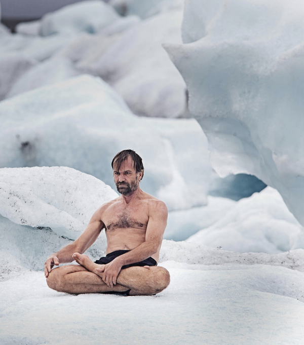 PropositoyVida's tweet photo. El REY de la fortaleza mental:

Wim Hof.

Nada a 60 metros bajo el hielo, ostenta 26 récords mundiales y escala el Everest en pantalones cortos.

¿Su mensaje? "La mente bajo control es tu mejor amiga. La mente errante es tu peor enemigo".

El Protocolo Superhumano de Wim Hof: https://t.co/7USEX5U6Be