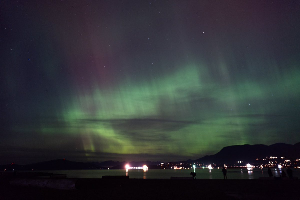 nyorohas's tweet photo. Aurora in Vancouver. https://t.co/7gwYAnXKqF