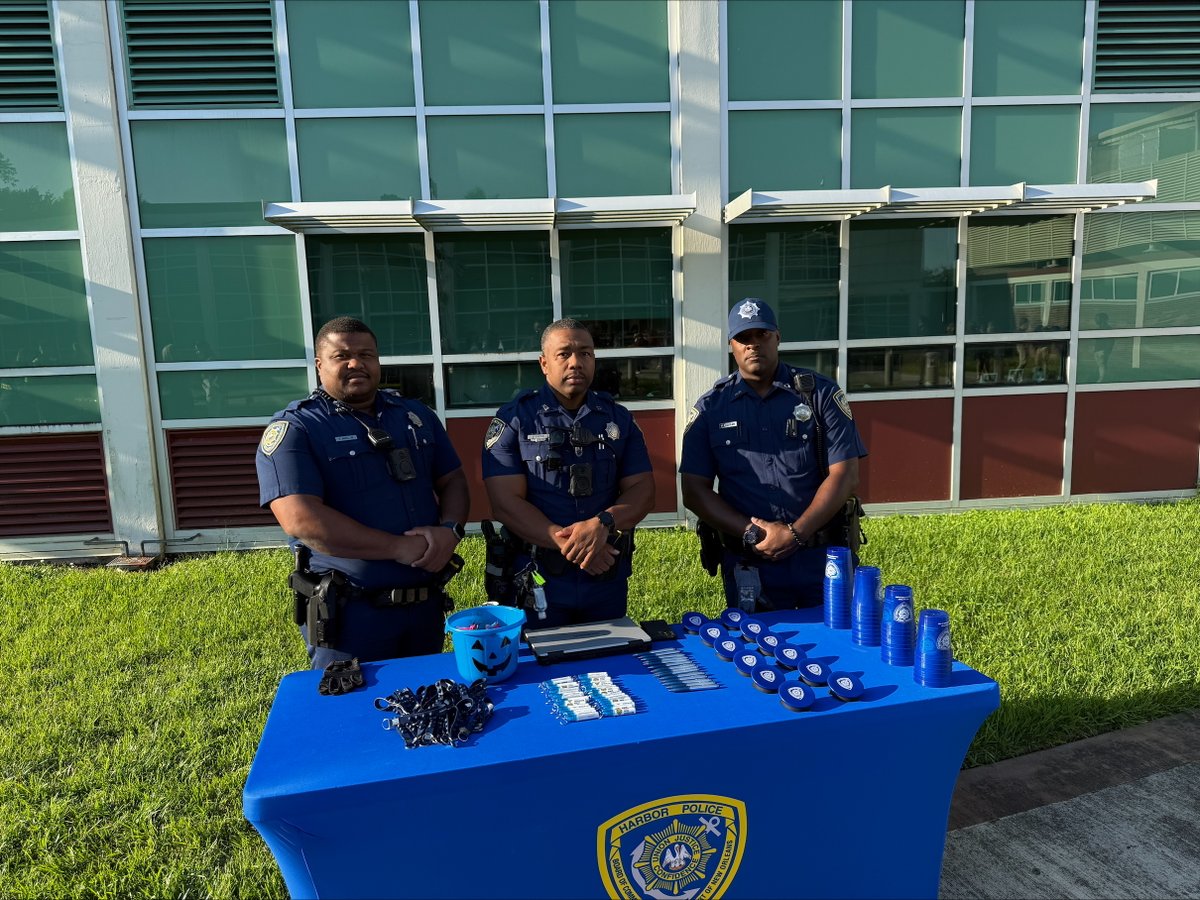 NolaHarborPD's tweet image. This week, #HPD was onsite for We Work The Waterways at Chalmette High Schools. Officers talked to students about the important role they play in protecting the Port of New Orleans' gateway and maritime law enforcement. 

#HonorPrideDedication #YourWorkingRiver
