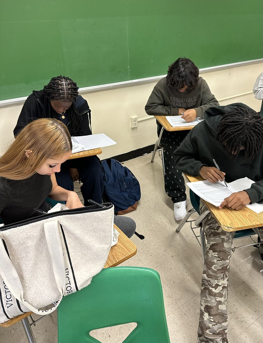 MrsDeMatteo22's tweet photo. 11th graders completing a close reading activity and engaging in accountable talk. #criticalthinking #accountabletalk #storyofanhour @YonkersSchools @RcollinsJudon @AnibalSolerJr @GortonHS https://t.co/HCqz451fvW