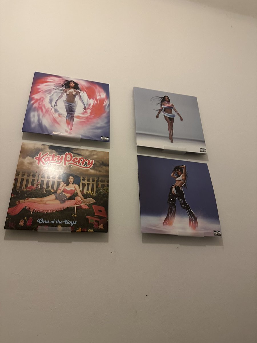 TheTrueKatycat's tweet photo. Me da mucha risa cuando me intentan convencer de que el album “143” es malo, desde que salió lo escucho 24/7 sin skip https://t.co/8TYlDZ0OhF