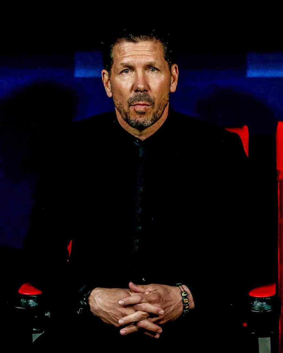 TheFootballFeel's tweet photo. 🚨BREAKING: Reports coming from Spain this evening that say Diego Simeone is learning English so that he can reject Manchester United. https://t.co/8WRkuk1seq