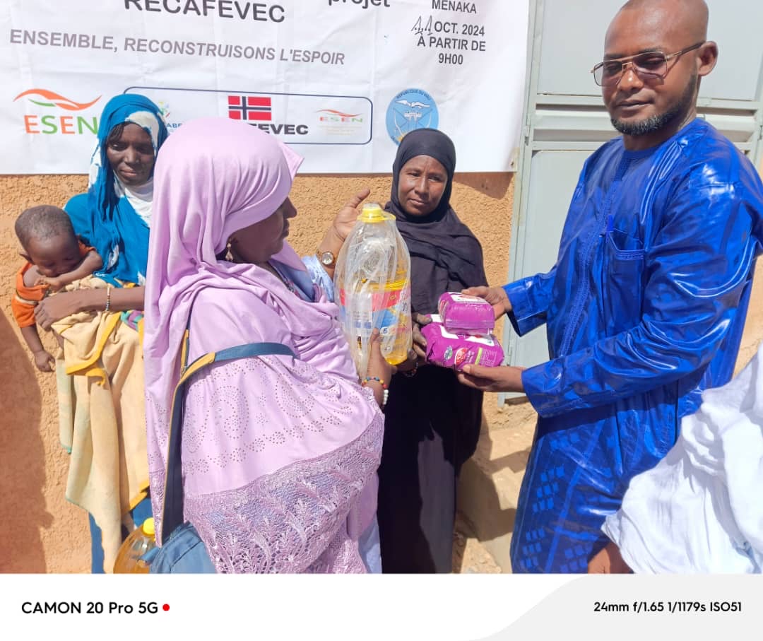 Ce 11/10/2024, le Cabinet ESEN à travers le RECAFEVEC, a fait un don de vivres à 60 familles vulnérables de Menaka en partenariat avec le Collectif des Associations Féminines de la Aommune d’Anouzagrene, et en présence des autorités coutumières et administratives.