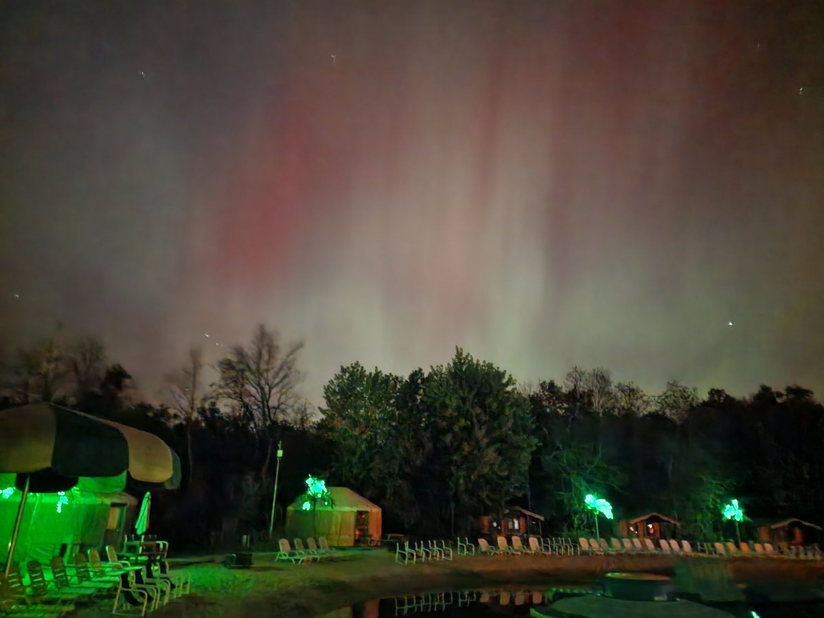MelodicQuixotic's tweet photo. Caught the Aurora last night in central Wisconsin. https://t.co/c3Evr3lqQr