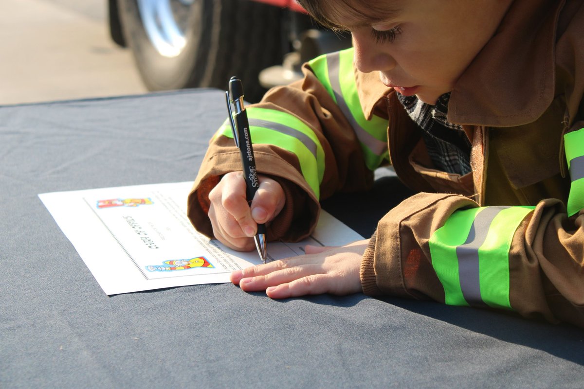 SpringwaterFIRE's tweet photo. Today, Jhene and Hudson were picked up from their schools by the aerial fire truck and driven to the Elmvale Fire Station, where they met with Mayor Jennifer Coughlin to officially be sworn in as Fire Chief for the day!
#ThisIsSpringwater https://t.co/2BzmyrqcpE