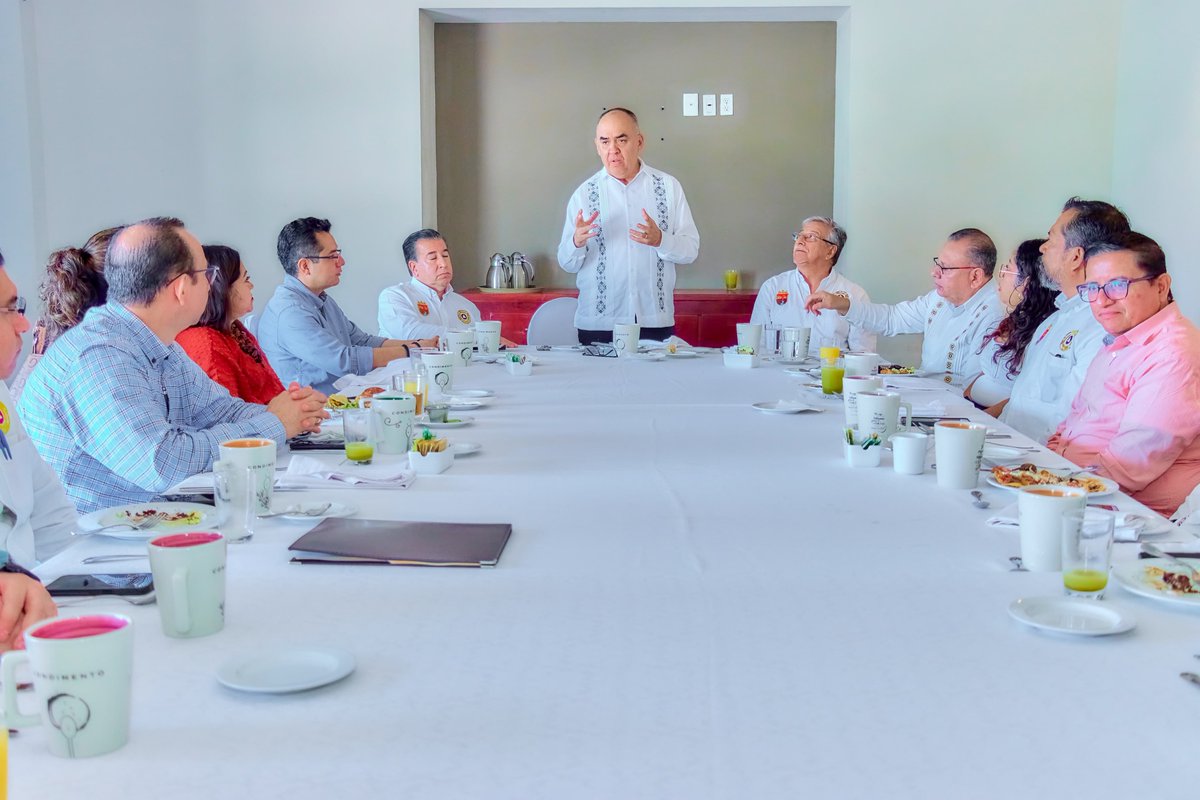 pcivilchiapas's tweet photo. El secretario de #ProtecciónCivil, @LuisMaGaMo ; sostuvo un encuentro con egresados del Diplomado en #AprovechamientoSustentable del #Agua de la Escuela Nacional de Protección Civil Campus Universitario Chiapas (@ENAPROC-#Chiapas) con el objetivo de dar impulso a diversos proyectos y estrategias relacionadas al recurso hídrico.

#SomosPreventivos 
#LaProtecciónCivilLaHacemosTodos