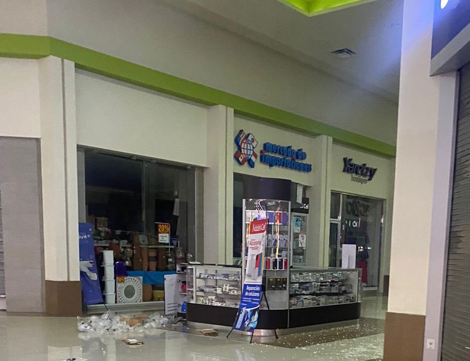 Hoy viernes, llega la respuesta: Región del Évora narcomantas, se deslindan de delitos que están ocurriendo en #CuliacanSinaloa 6:40 am reportaban saqueo de negocios, hasta con restroescavadora, saqueó de motocicletas, narcobloqueos en principales calles de la cd, poncha llantas