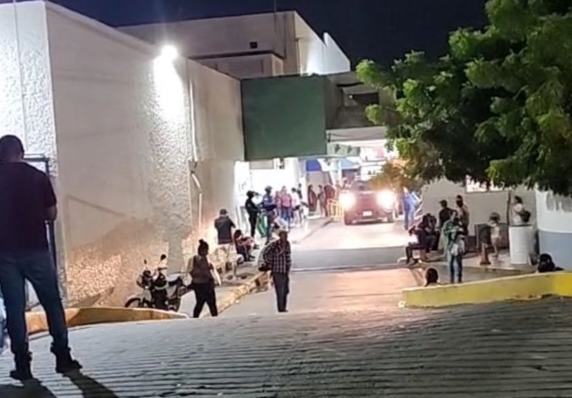 Anoche, jueves,  vestidos con ropa táctica tipo militar llegó un comando armado al Hospital General de Culiacán y rematan a un hombre que tenía días de haber ingresado herido de bala, esto ocurría mientras el ejército caminaba por un sector de la capital …el desafío es mayúsculo