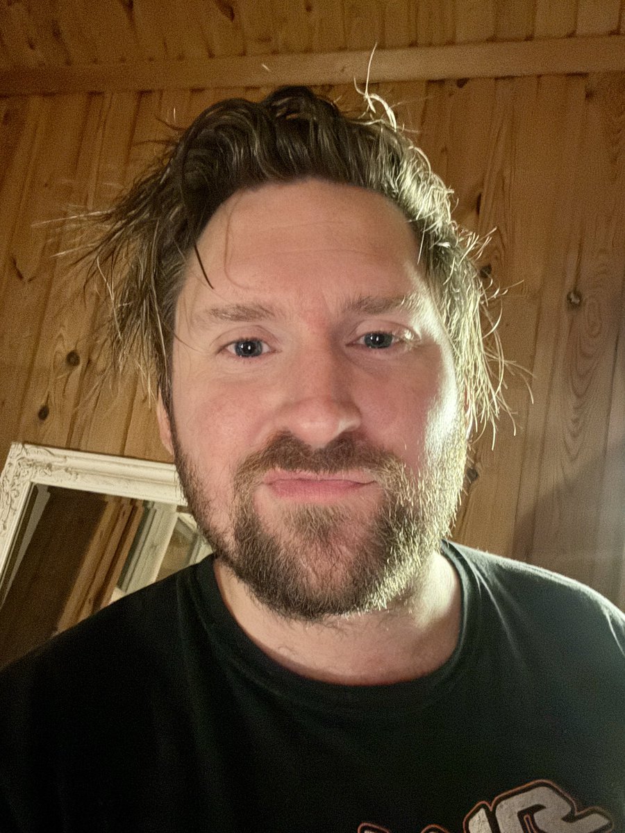 Kimvirsen's tweet image. Varma mackan i ugnen, ostbågen upphälld, dippen i kylen, JDT-hattweet förberedd, det är #gulogulo är du med!