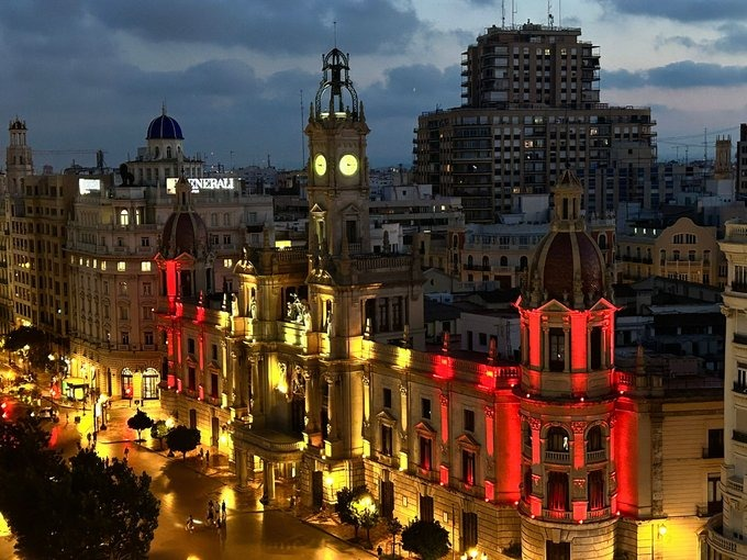 JuanmaBadenas's tweet photo. La fachada del Ayuntamiento de Valencia se ilumina, hoy y mañana, con los colores de la bandera de España, con motivo de la celebración del #DiaDeLaHispanidad 

🌎🇪🇸 España tiene mucho que celebrar y nada por lo que pedir perdón.

¡Feliz #12deOctubre! https://t.co/w4GZqEqvfB