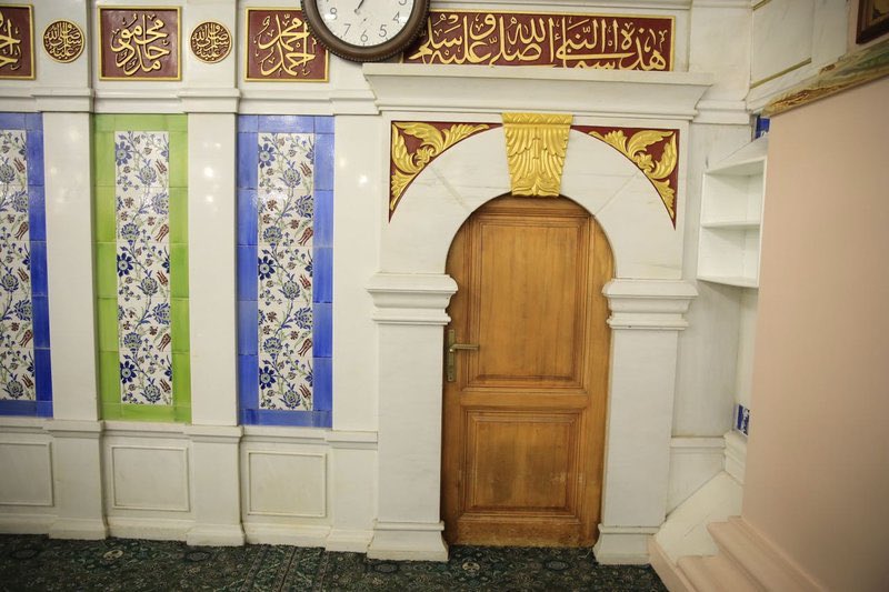 #قصة_الباب 
أن الباب الواقع على يمين الداخل لـ #المسجد_النبوي من باب السلام وحسب الوثائق الأرشيفية والمخطط الهندسي الأرشيفي للبناء القديم للمسجد النبوي هو الباب النافذ لمنارة ومئذنة باب السلام التي يعد مكانها من أقدم المآذن في التاريخ.

وقد مرت هذه المئذنة بمراحل بناء وهدم، ثم