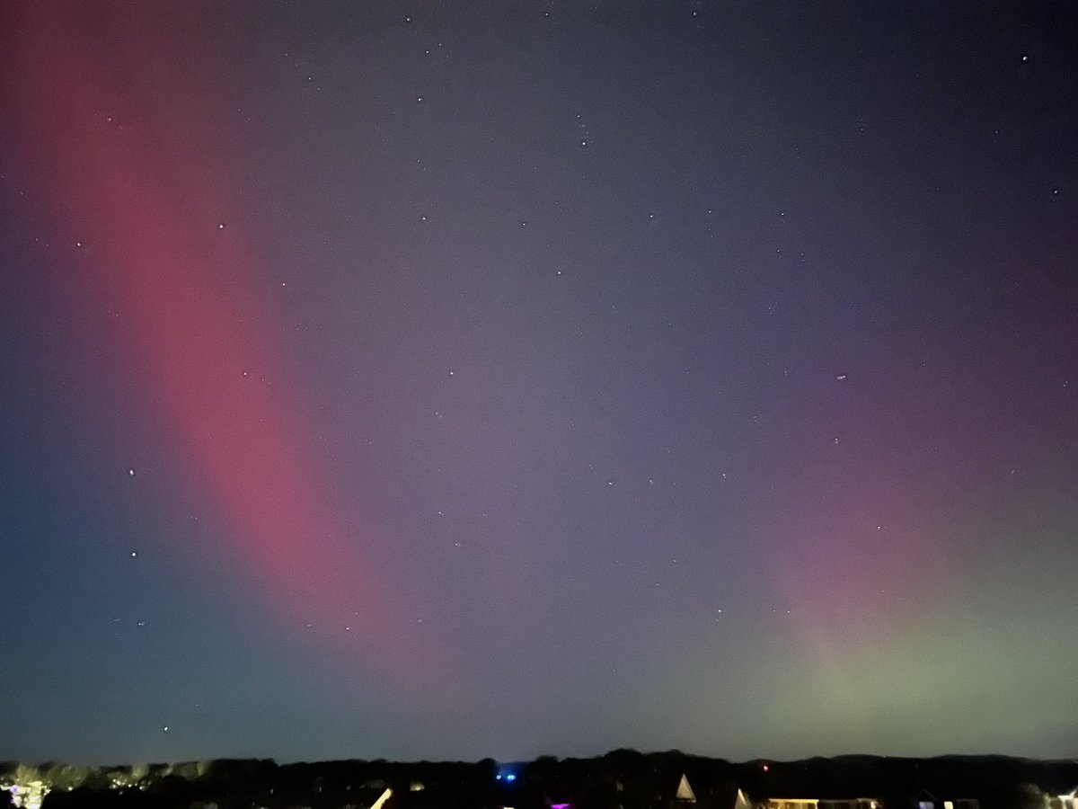 ZeroExQses's tweet photo. What our eyes saw, vs what the camera saw.
I guess technically this counts as checking the #Aurorborealis off my bucket list? https://t.co/dHLMPFCdQp