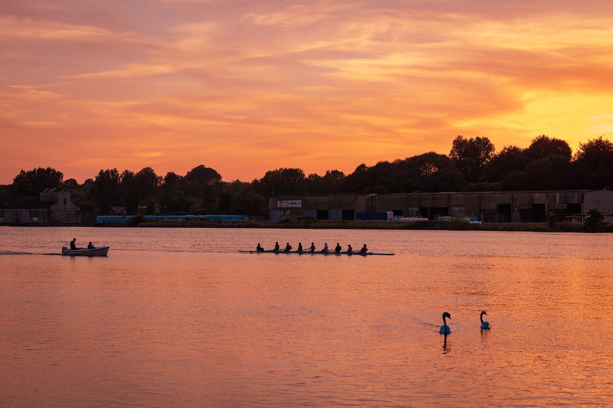 Nothing like the superb River Barrow—while the boat club perfects their rowing skills and the swans kick back, living their best life soaking up the sunset 📷