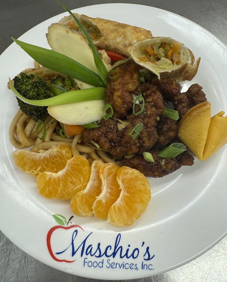 maschiofood's tweet photo. No chopsticks needed, just good friends and a great lunch! 🥡 General Tso’s Chicken with Broccoli, Vegetable Lo Mein, Egg Roll, Mandarin Oranges, and a lucky Fortune Cookie!🥠  #SchoolCafeteria #schoollunchrocks #schoolfoodservice #lunch #asian #generaltso #lomein #fortunecookie https://t.co/EaNNd8J4l8
