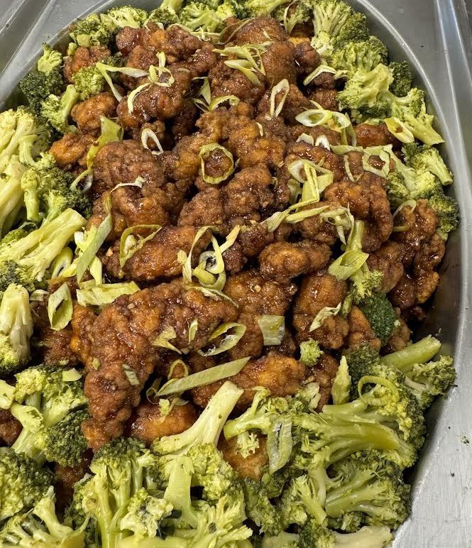maschiofood's tweet photo. No chopsticks needed, just good friends and a great lunch! 🥡 General Tso’s Chicken with Broccoli, Vegetable Lo Mein, Egg Roll, Mandarin Oranges, and a lucky Fortune Cookie!🥠  #SchoolCafeteria #schoollunchrocks #schoolfoodservice #lunch #asian #generaltso #lomein #fortunecookie https://t.co/EaNNd8J4l8