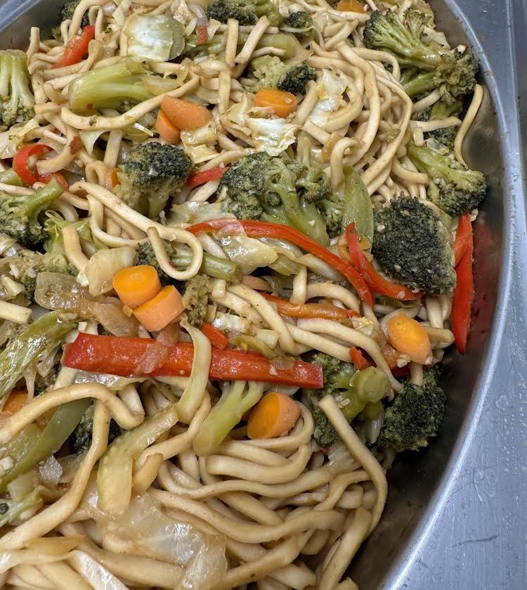 maschiofood's tweet photo. No chopsticks needed, just good friends and a great lunch! 🥡 General Tso’s Chicken with Broccoli, Vegetable Lo Mein, Egg Roll, Mandarin Oranges, and a lucky Fortune Cookie!🥠  #SchoolCafeteria #schoollunchrocks #schoolfoodservice #lunch #asian #generaltso #lomein #fortunecookie https://t.co/EaNNd8J4l8
