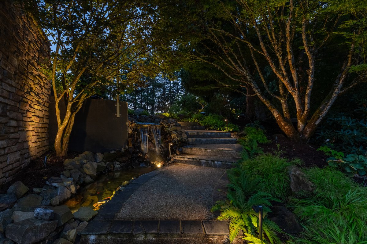OR_Outdoor's tweet image. Same area - Different times of the evening

#landscapelighting #outdoorlighting #pathlighting #luxuryhomes #outdoorliving #pnwlife