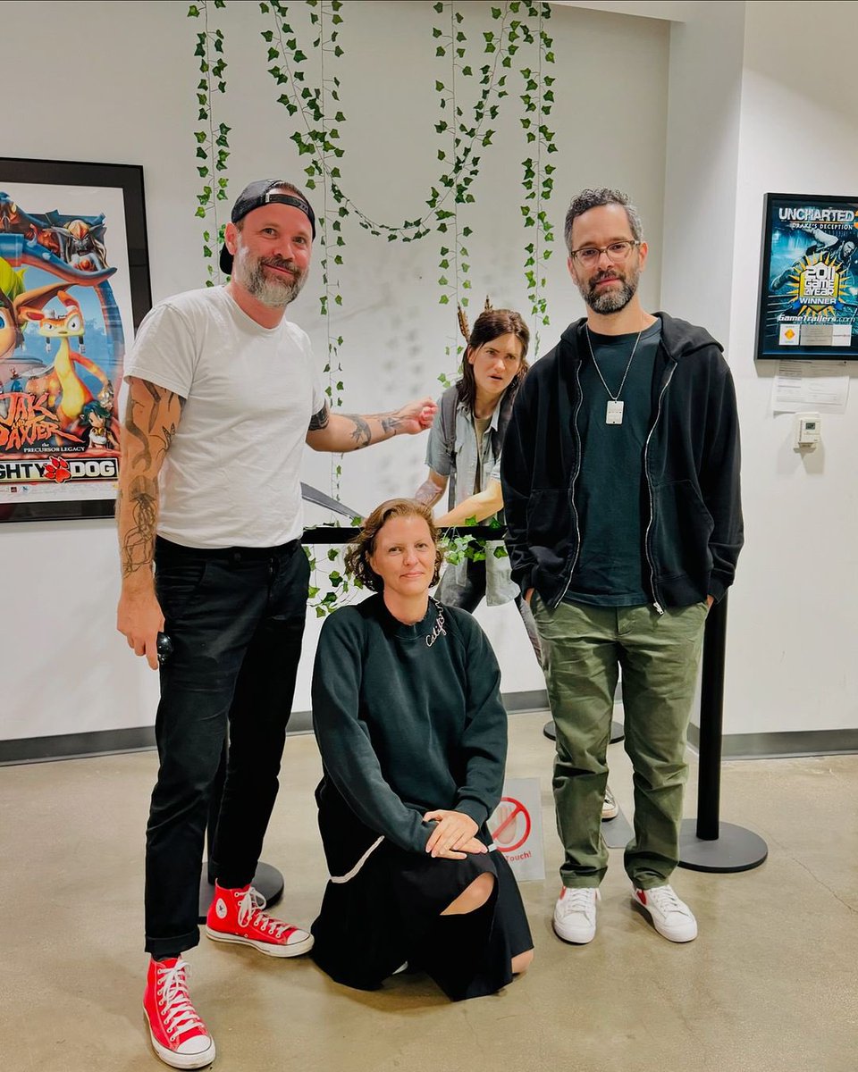 📸 <a href="/Neil_Druckmann/">Neil Druckmann</a>: “Got to hang out with the creators of Dark and 1899! We’re big fans of their work.”