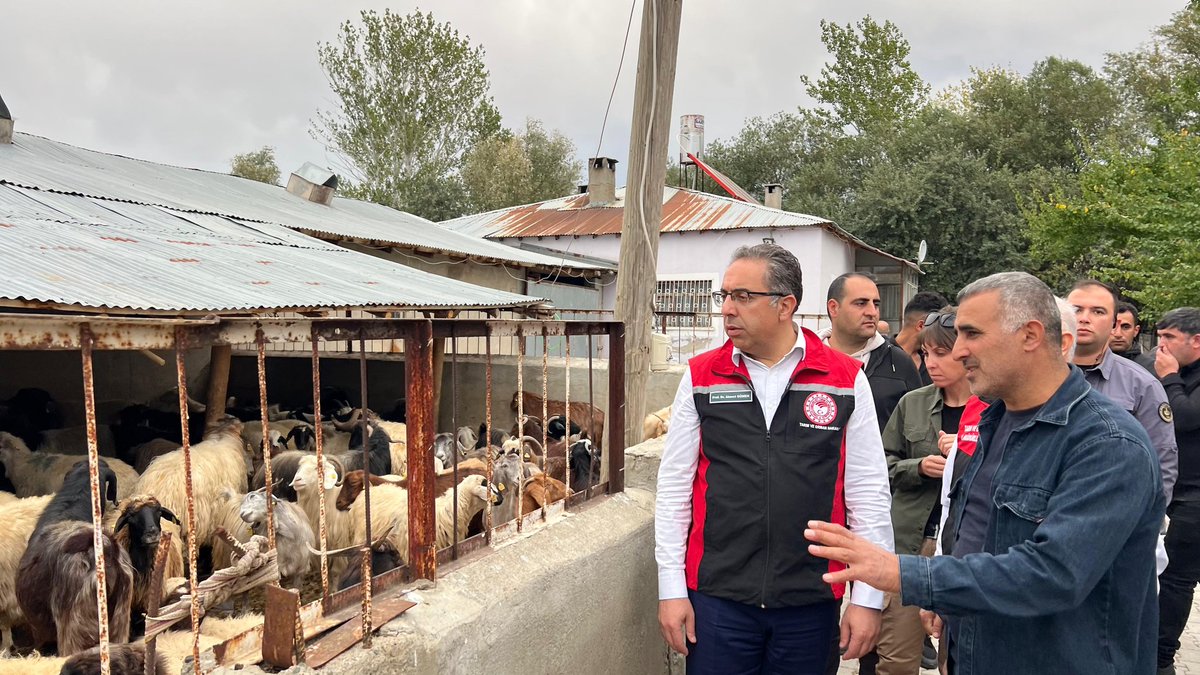 AhmetGumen's tweet photo. Ülkemizin her bir karışında üretimi destekliyor ve üreticimizin yanında olmaya devam ediyoruz.

Bugün Van ilimizdeki üreticilerimizi ziyaret ettik.

Türkiye yüzyılında üretimin gücüyle geleceğe emin adımlarla yürüyoruz.

@TCTarim @ibrahimyumakli https://t.co/ndMFj7px2b