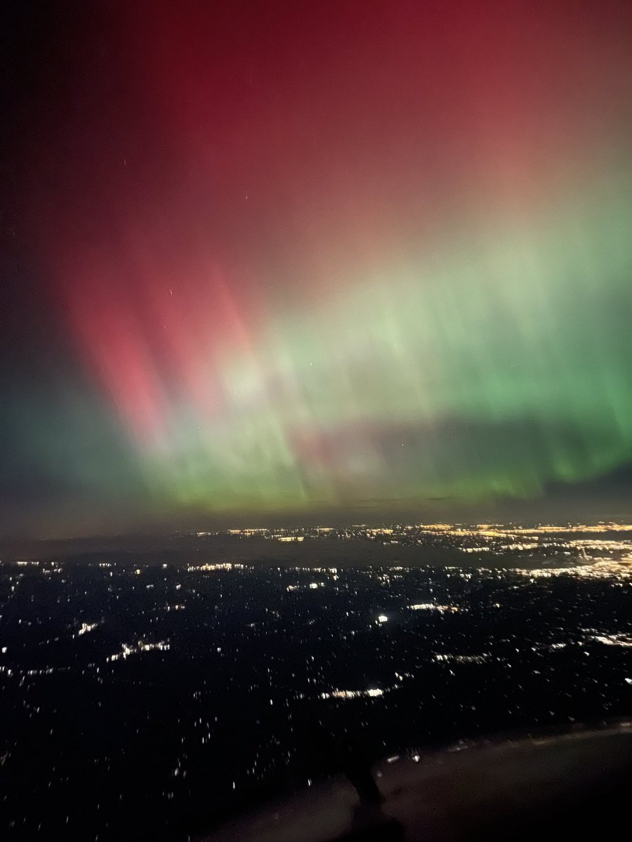 guashaloop's tweet photo. 35,000 ft views. LGA - ORD ✈️ #Auroraborealis #nothernlights shout out to the customer that let the crew know about it. @united https://t.co/w1tnIKhUCS