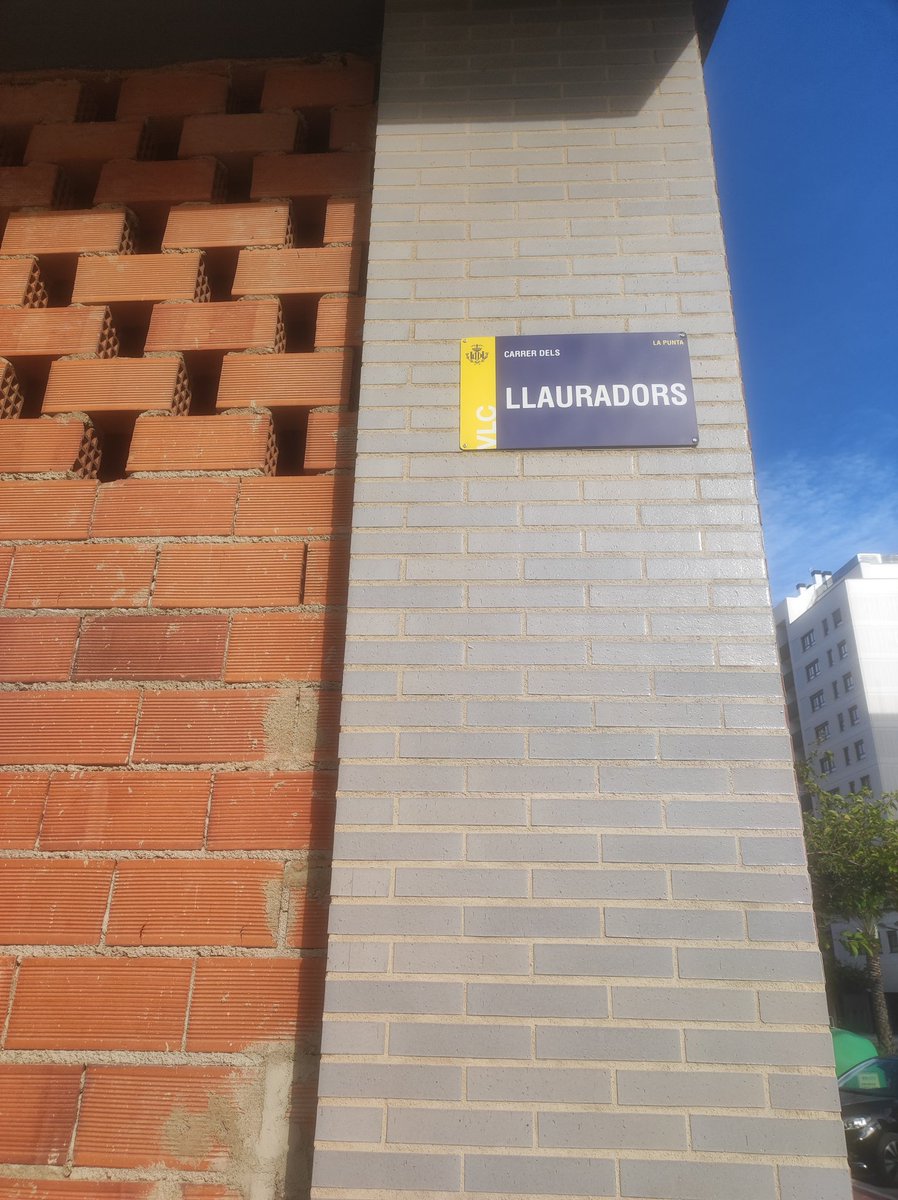 jorge_xon's tweet photo. @ValenbisiOfi aquí tenéis una bici abandonada hace días, en el barrio de Moreres. https://t.co/6ody2UoCo6