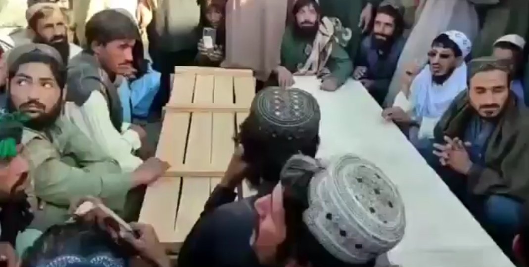 NewsAlgebraIND's tweet photo. BIG NEWS 🚨 UNKNOWN MEN ki*ll 20 Pakistani Muslims in Balochistan.

Some were very close to Hafiz Saeed.

UNKNOWN MEN also set 10 engines and other mining equipment ablaze before escaping the crime scene.

A search operation has reportedly been initiated to nab the unknown men but but authorities have been unable to find any clues so far.