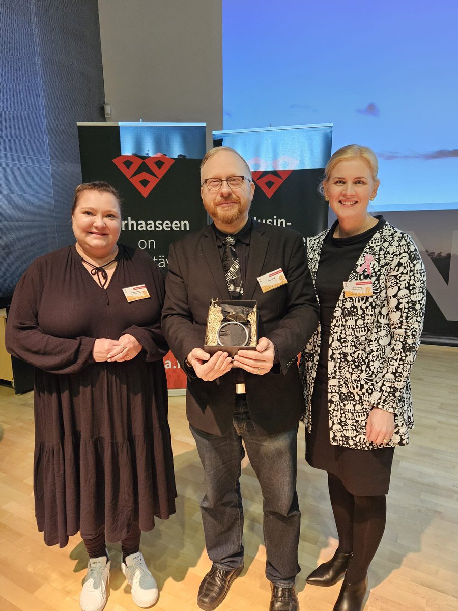 Satu Sikanen (@sikanensatu) on Twitter photo Etelä-Karjalan maakuntapäivässä historian ensimmäisellä Etelä-Karjala-palkinnolla palkittiin musiikin monitaituri, Seppo Äikäs👏
Lämpimät onnittelut Sepolle ja kaikille kulttuuri- tai matkailusektoria edustaneille upeille ehdokkaille🤝
<a href="/EtelKarjalanlii/">Etelä-Karjalan liitto</a> <a href="/SunaKymlinen/">Suna Kymäläinen</a> Etelä-Karjalan maakuntapäivässä historian ensimmäisellä Etelä-Karjala-palkinnolla palkittiin musiikin monitaituri, Seppo Äikäs👏
Lämpimät onnittelut Sepolle ja kaikille kulttuuri- tai matkailusektoria edustaneille upeille ehdokkaille🤝
<a href="/EtelKarjalanlii/">Etelä-Karjalan liitto</a> <a href="/SunaKymlinen/">Suna Kymäläinen</a>