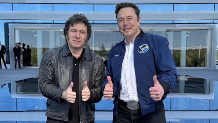 blandCinema's tweet photo. What happened to Sears is happening to Argentina, give anything to a libertarian and it will be gone in a few years https://t.co/iFuhahgHka