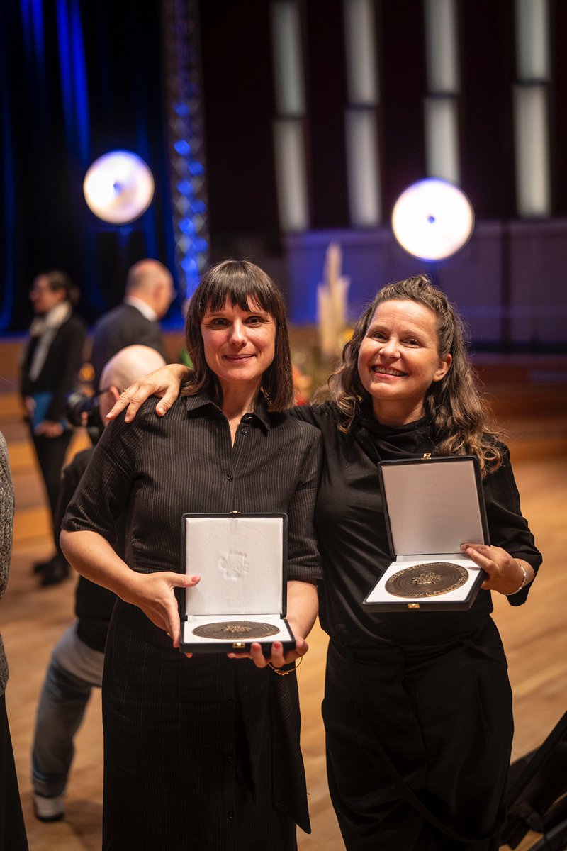 Yeah. Geisendörfer Medienpreis für den KAKADU, für die Kinderpodcast Sonderausgabe „Was ist Antisemitismus“ #kakadu, #deutschlandfunkkultur

kakadu.de/kinderfrage-wa…

Danke an alle, die kindermedien hören, machen und  auszeichnen❤️