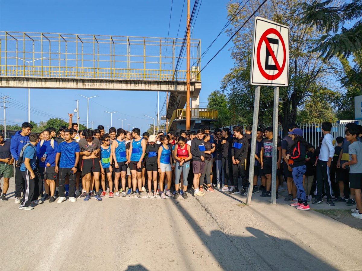 Noticierosrv's tweet photo. En el marco del 40 aniversario de fundación del COBACH 05 en CDFDZ, alumnos y maestros participaron de una mañana de actividad física.

Los estudiantes realizaron la tradicional carrera atlética con salida en el plantel y meta frente a la alcaldía del municipio https://t.co/JJyBrX3G8L