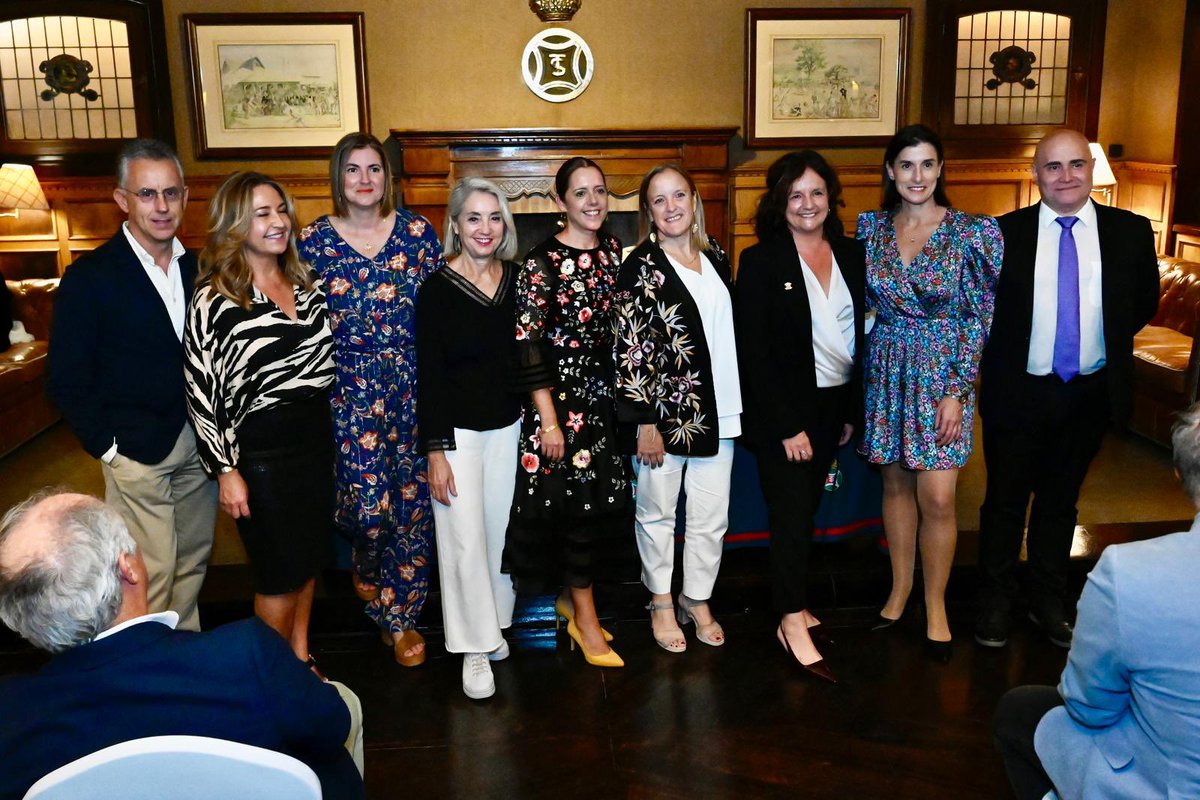 En el Club de Tenis de #Santander durante la fiesta anual del colegio de Procuradores de Cantabria. 
Enhorabuena a los profesionales que han recibido los diplomas conmemorativos tras 25 años ejerciendo su labor y muchas felicidades a todo el colectivo.